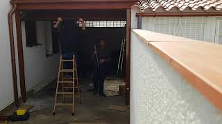 Instal·lació d’una porta de garatge seccional amb càmara ràpida.