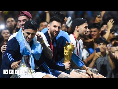 Heroes’ welcome for Messi and World Cup champions in Argentina - BBC News