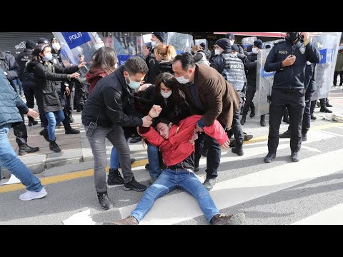 تركيا الشرطة تعتقل أكثر من 150 طالبا وتستخدم الغاز المسيل للدموع لتفريق محتجين في اسطنبول