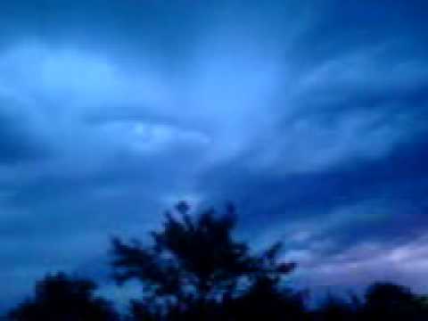 Chipul lui Dumnezeu apare pe cer