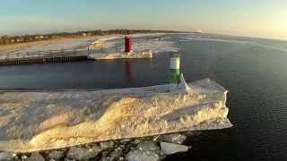 preview picture of video 'South Haven, Michigan lighthouse and pier floating ice'