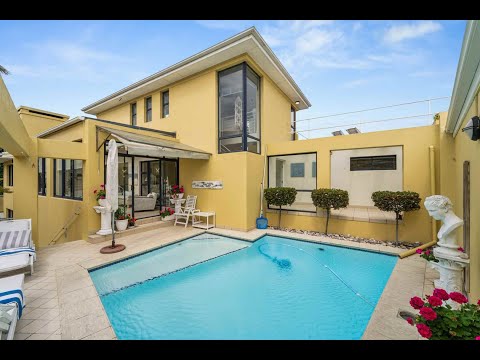 Sunset Links Golf Estate – Elegant Family Home with Income Potential