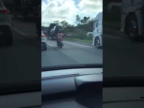 Acidente com carreta bitrem provoca cogestionamento na BR-101 - Veja os vídeos