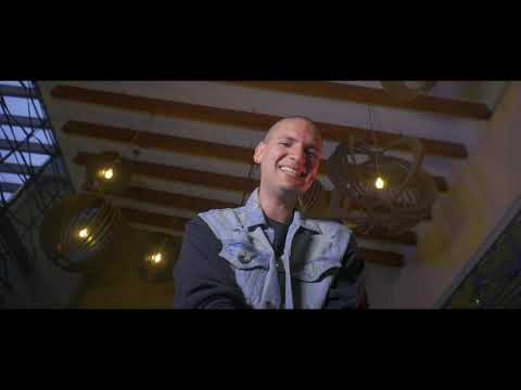 Pacho O, Luisga - Ella y la Botella (Official Video)