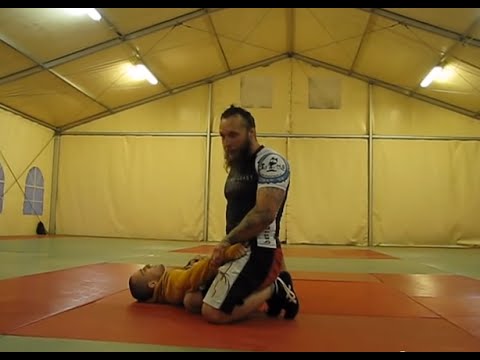 SZKOŁA GRAPPLINGU - MACIEJ"ALF" GLABUS: obalenie (klamra krzyżowa)