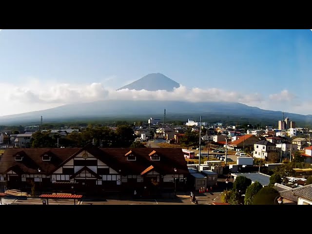 河口湖駅前と富士山