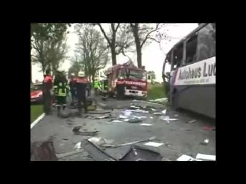Schwerer Busunfall bei Buschow, Ein Toter 15 Verletzte - Havelland