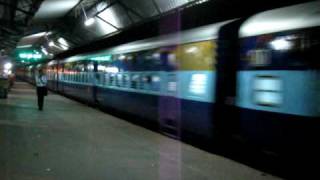 preview picture of video '3114 Hazarduari Express crosses Kalyani Jn on Inaugural run'