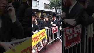 אלפי יהודים אנטי-ציונים מוחים על הרדיפה הדתית המתמשכת של המשטר הישראלי בניו יורק