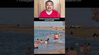 Um homem salvou um menino que estava se afogando no meio de uma multidão #shorts