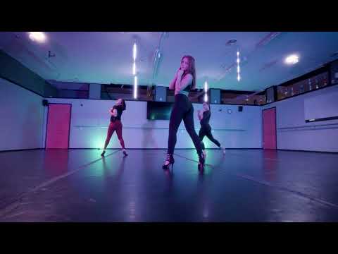 The Heels class performs "I see red" by Everybody loves an outlaw, choreo by Miss Bri.