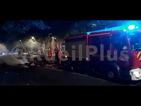 Rueil-Malmaison, Voitures incendiées, Vitrines cassées, pompiers pris à partie