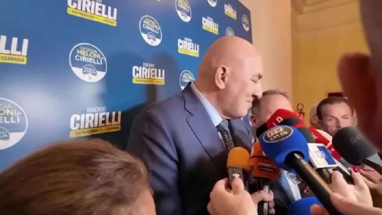 Cori fascisti a Parma, Crosetto: "Persone che vanno prese a calci e mandate via"