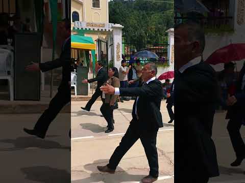 desfile de mi papito en Huancaray, por el aniversario del colegio Dos de mayo