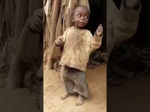 Criancinha na África Dançando feliz #shorts