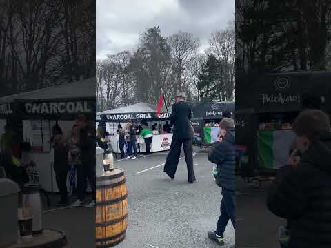 Is this the tallest man in the world? #stiltwalker #tallman