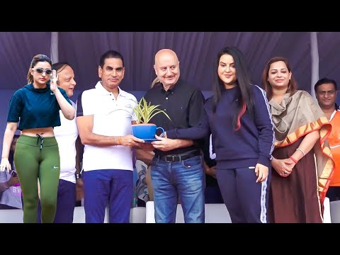 Juhu Beach Clean With Parineeti Chopra, Anupam KHer, Amruta Fadanvis