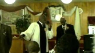 Pastor Gets 2 Pieced By A Woman While He&#39;s Singing In Church