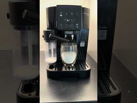 DeLonghi Magnifica Start ECAM220.60.B - cappuccino making process