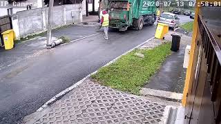VIDEO - Angajat de pe o mașină de gunoi la un pas sa fie strivit de un stâlp. A scăpat ca prin minune 1 video