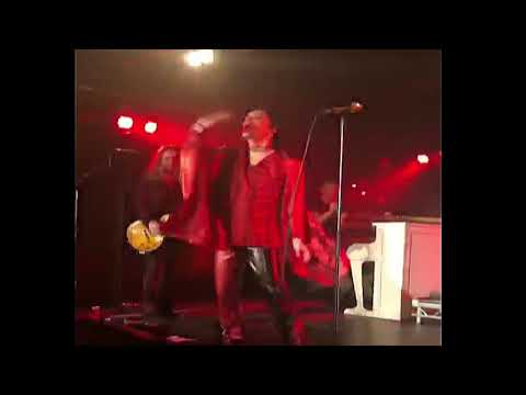 Courtney Hadwin and the Struts  the end of the Newcastle show