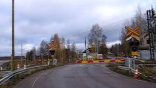 preview picture of video 'Finnish freight train passed Härskiinniemi level crossing'