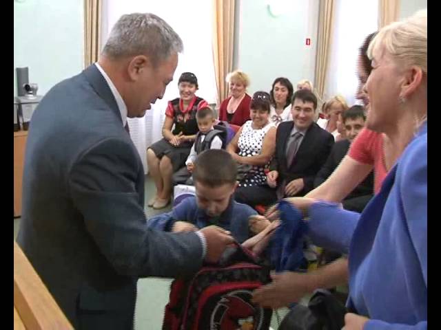Они помогли собраться в школу.  