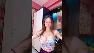 Download lagu Tante girang pamer belahan mp3 Download lagu Tante girang pamer belahan mp3