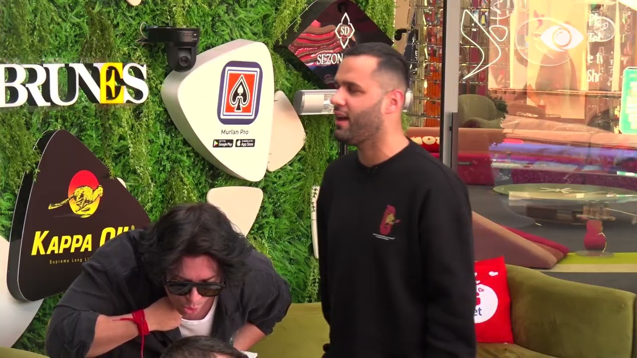 “O spiun i Rogertit…”/ Mal dhe Stenaldo i këndojnë Mirit