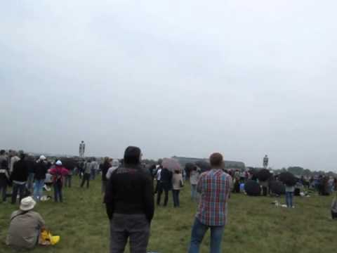 MAKS-2013 airshow: (failed video of) a Russian dogfight with fighters on collision course