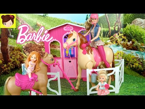 Las Bebes de Elsa y Ana Montan Caballo en el Establo de Barbie Juguetes Video