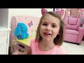 Катя и Макс играют в доставку продуктов Катя и Макс играют в доставку продуктов