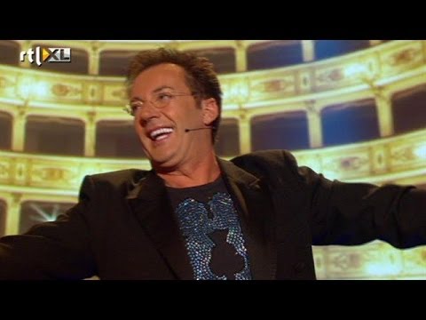 Gerard dirigeert het publiek - ALLES MAG OP VRIJDAG