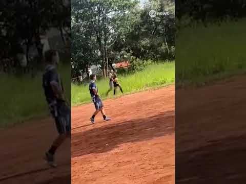 Homem ameaça árbitro com facão após expulsão em jogo | #PrimeiroImpacto