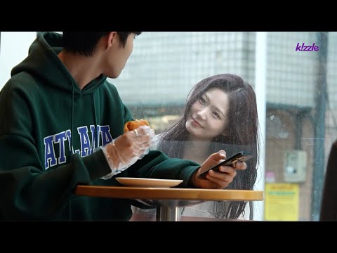 예쁜 여자가 유리창 너머로 인사를 한다면?