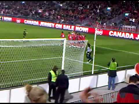 Dwayne De Rosario scoring penalty kick for Canada