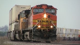 preview picture of video 'BNSF 4811 East, with UP Trailing on 4-7-2013'