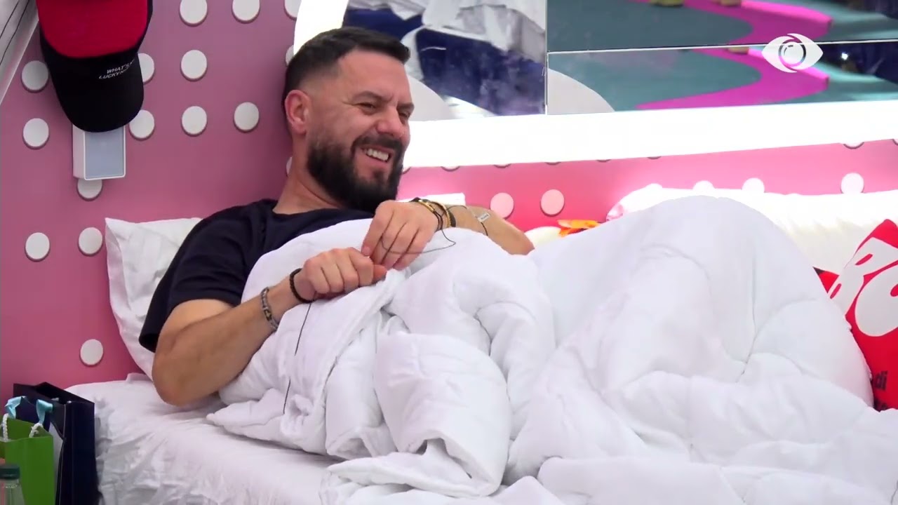 Brikena zgjohet dhe merr mbi kokë jorganin, banorët 'shpërthejnë' në të qeshura