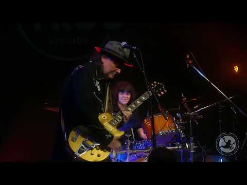 The crowd WASN'T READY for David Gogo!