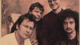 Kispál és a borz - Iszonyú lassú + lyrics