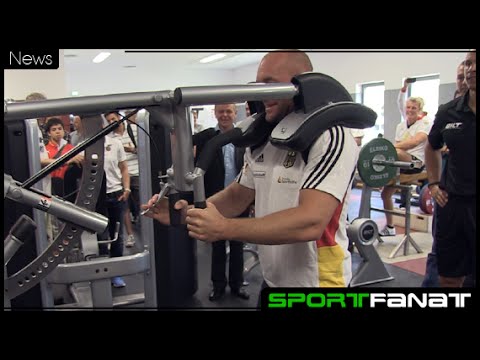 Andre Agassi schenkt Trainingsgeräte an Leistungszentrum Kienbaum