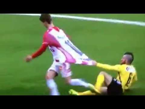 Se quedó enganchado al rival y lo arrastró varios metros