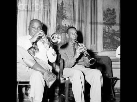 George Lewis and His Ragtime Jazz Band - Bucket's Got A hole In It