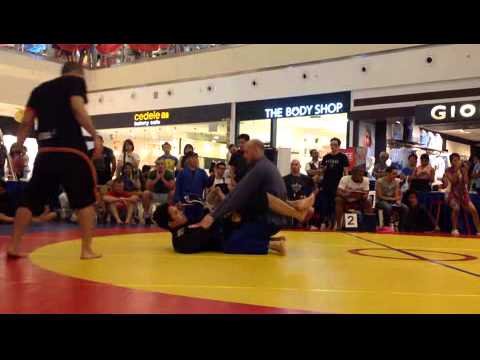 Andrey Pilipets (BJJ Singapore) vs Richard Ryu (Evolve MMA), 1/8 finals Blue Belt Gi Absolute