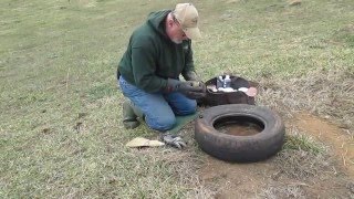 preview picture of video 'David Allen resetting tire set for coyote trap'