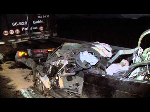 A96 - Aitrach - Audi kracht unter Sattelzug