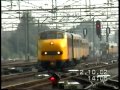 Op 2 oktober 2002 stond ik op Zwolle CS om het spoorse leven hier vast te leggen. 
We zien een getrokken personentrein (1765) richting Deventer, een buffel richting Almelo, de NedTrain rangeerlocomotief 402.
De electrische wisselsteller die bediend wordt en een Railhopper (SM90) uit Emmen die toen nog reden. 
De stopper uit Groningen wordt nog gereden door twee Plan U stellen (met airco op het dak). 
Ook de Plan V stellen (uit de richting Deventer) komen nog voorbij. 
Een koploper (met doorloopkop, ver voor de revisie) mag natuurlijk niet ontbreken. 
Aan het eind van de film wordt locomotief 6432 verplaatst door de 402 waarna een dubbeldekker (DD-AR als ik het goed heb) uit Amersfoort binnen komt rijden. 
Ook het boemeltje uit Kampen wordt vastgelegd en als laatste zien we een intercity uit de richting Amersfoort (IC-4 en 2x IC3) met gekoppelde doorloopkop binnenkomen! On the second of October 2002 I was in Zwolle (Central station) where I documented some passenger trains as well as the shunter locomotive 402 from NedTrain. 
The electric railcar called Railhopper (SM90) was still there (travelling between Emmen and Zwolle) as well as the diesel Plan U (with airco units on the roof). 
Also the (long version) of Plan V is present (arriving from the direction of Deventer). 
At the end of the video the 6432 is moved and the Buffel arrives from Kampen. 