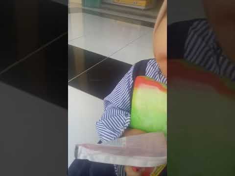 Iffah lgi makan es krim