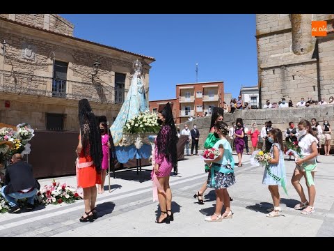 Los vitigudinenses se entregan a la Virgen del Socorro con ramos de flores  