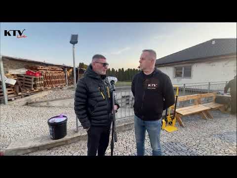 Ráno v den ohlášené demolice před domem v Dobšicích